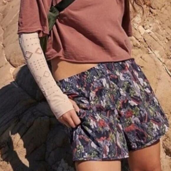 Free People Movement In The Wild Printed Shorts Supernova Combo Size M - Picture 1 of 5